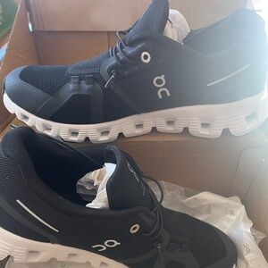 OnCloud 5 brand new never worn fits more like 9 1/2 W